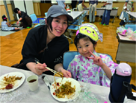 焼きそばを食べる親子
